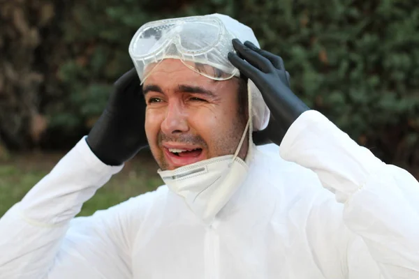 Närbild Porträtt Ung Man Medicinsk Skyddsmask Glasögon Kostym Parken — Stockfoto