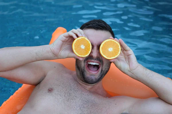 Close Retrato Belo Jovem Flutuando Colchão Inflável Segurando Metades Laranja — Fotografia de Stock