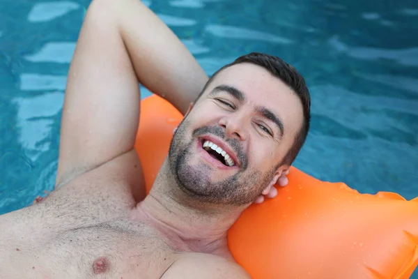 Retrato Cerca Del Joven Guapo Flotando Colchón Inflable Piscina —  Fotos de Stock