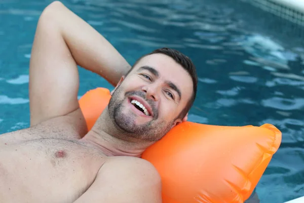 Retrato Cerca Del Joven Guapo Flotando Colchón Inflable Piscina — Foto de Stock