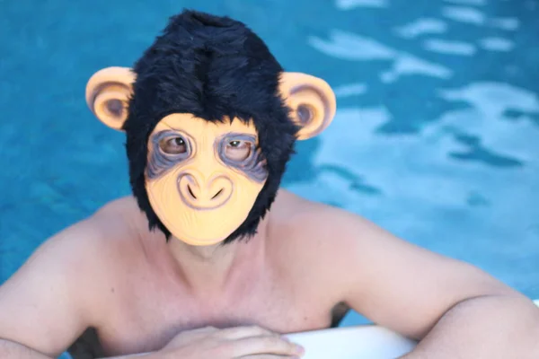 Nahaufnahme Porträt Eines Hübschen Jungen Mannes Mit Affenmaske Schwimmbad — Stockfoto
