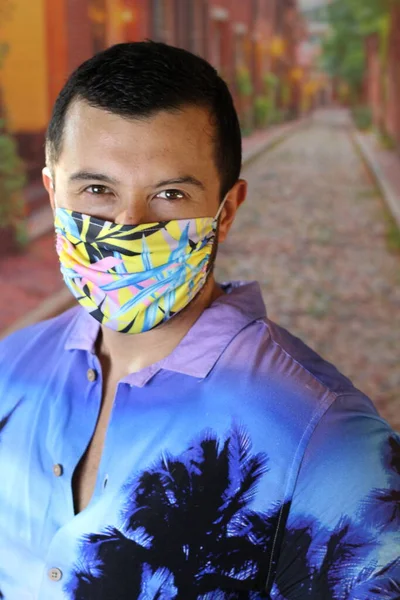 Zbliżenie Portret Przystojny Młody Mężczyzna Kolorowy Koszula Medyczna Maska Ochronna — Zdjęcie stockowe