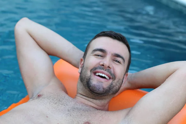 Yüzme Havuzunda Şişme Yatakta Yüzen Yakışıklı Genç Adamın Yakın Plan — Stok fotoğraf