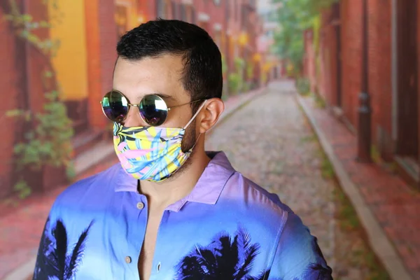 셔츠를 공원에서 의료용 마스크를 잘생긴 청년의 — 스톡 사진