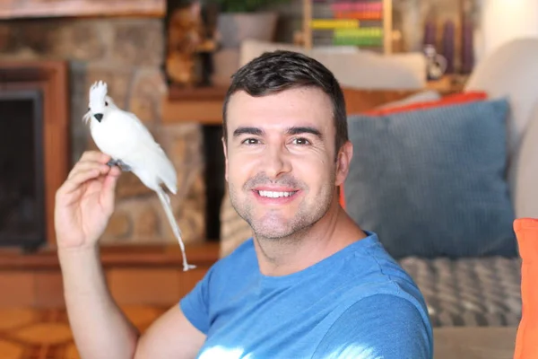 Close Retrato Belo Jovem Com Papagaio Branco Sentado Casa — Fotografia de Stock