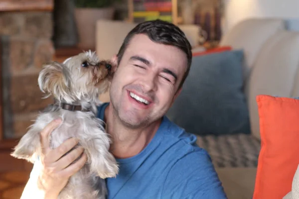 Primer Plano Retrato Guapo Joven Acurrucado Con Lindo Perrito Casa — Foto de Stock