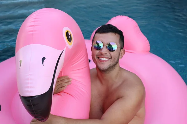 Крупным Планом Портрет Красивого Молодого Человека Розовым Надувным Фламинго Бассейне — стоковое фото