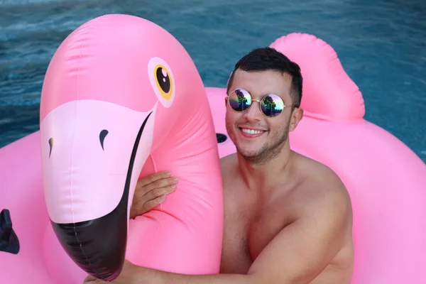 Close Retrato Belo Jovem Com Flamingo Inflável Rosa Piscina Olhando — Fotografia de Stock