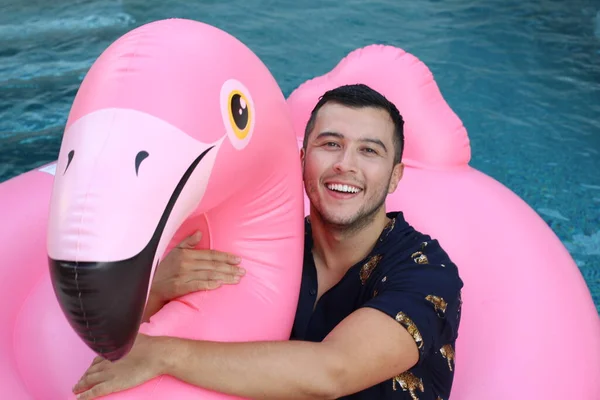 Nahaufnahme Porträt Eines Hübschen Jungen Mannes Mit Rosa Aufblasbarem Flamingo — Stockfoto