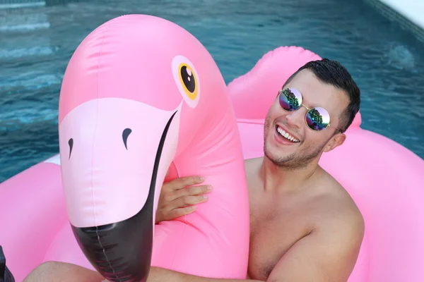 Close Retrato Belo Jovem Com Flamingo Inflável Rosa Piscina Olhando — Fotografia de Stock