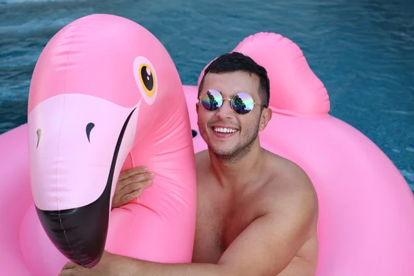 Nahaufnahme Porträt Eines Hübschen Jungen Mannes Mit Rosa Aufblasbarem Flamingo — Stockfoto