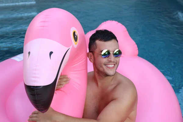 Nahaufnahme Porträt Eines Hübschen Jungen Mannes Mit Rosa Aufblasbarem Flamingo — Stockfoto