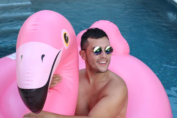 Zblízka Portrét Pohledného Mladého Muže Růžovým Nafukovacím Plameňákem Bazénu Při — Stock fotografie