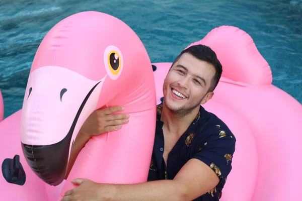 Nahaufnahme Porträt Eines Hübschen Jungen Mannes Mit Rosa Aufblasbarem Flamingo — Stockfoto