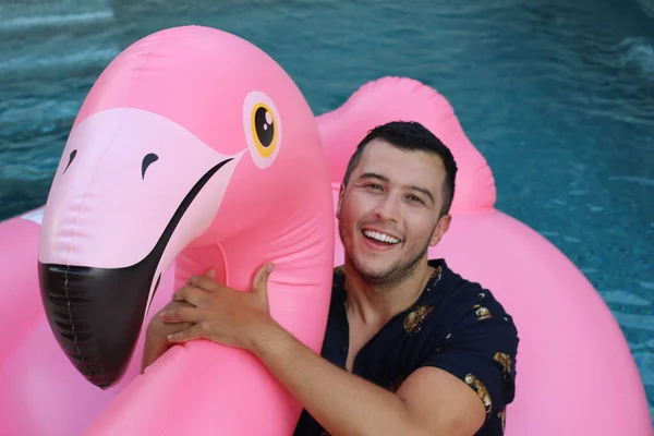 Nahaufnahme Porträt Eines Hübschen Jungen Mannes Mit Rosa Aufblasbarem Flamingo — Stockfoto