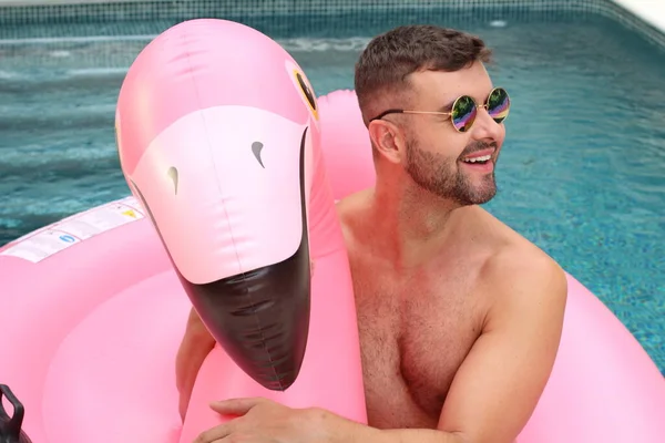 Nahaufnahme Porträt Eines Hübschen Jungen Mannes Mit Rosa Aufblasbarem Flamingo — Stockfoto