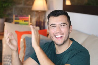 Evdeki yakışıklı genç adamın yakın plan portresi.