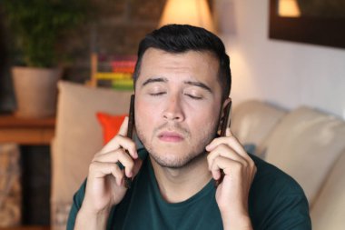 Evdeki yakışıklı genç adamın yakın plan portresi.