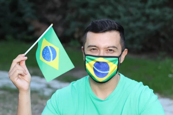 Retrato Jovem Com Máscara Proteção Bandeira Brasileira Natureza — Fotografia de Stock
