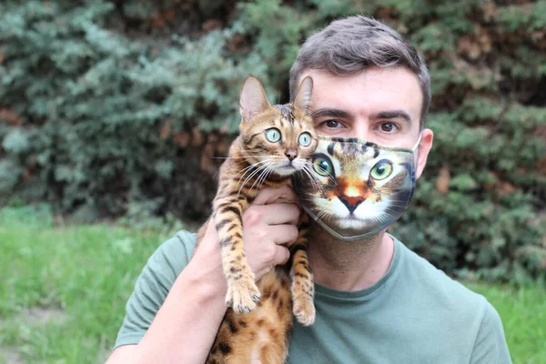 Close Retrato Belo Jovem Máscara Respiração Com Cara Gato Segurando — Fotografia de Stock