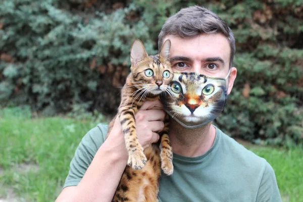 Close Retrato Belo Jovem Máscara Respiração Com Cara Gato Segurando — Fotografia de Stock