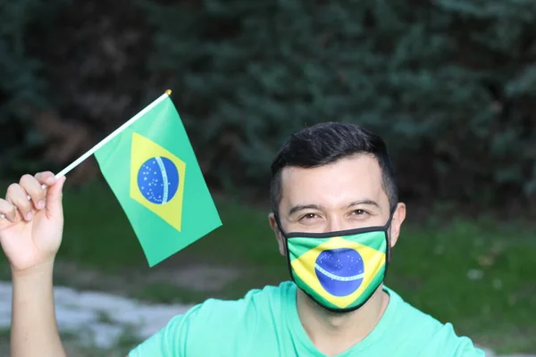 Retrato Joven Con Máscara Protección Bandera Brasileña Sobre Naturaleza —  Fotos de Stock