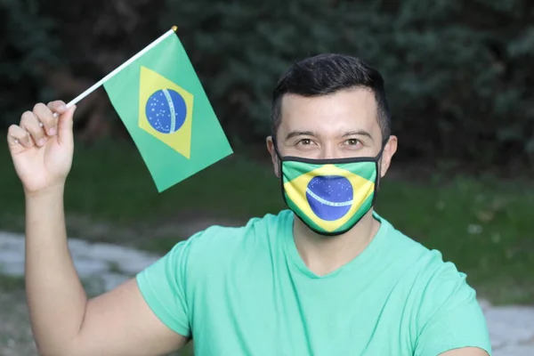 Retrato Jovem Com Máscara Proteção Bandeira Brasileira Natureza — Fotografia de Stock