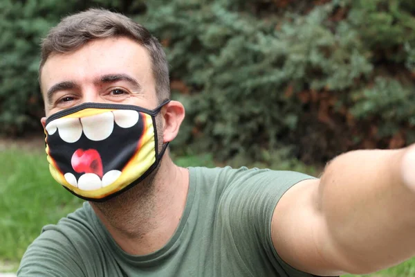 Közeli Kép Jóképű Fiatalember Lélegzetelállító Maszkot Rajzolt Mosollyal Parkban — Stock Fotó
