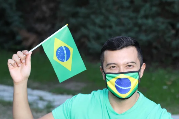 Retrato Jovem Com Máscara Proteção Bandeira Brasileira Natureza — Fotografia de Stock