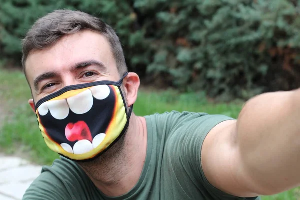Parkta Çizilmiş Gülümsemesi Olan Nefes Maskeli Yakışıklı Genç Adamın Yakın — Stok fotoğraf