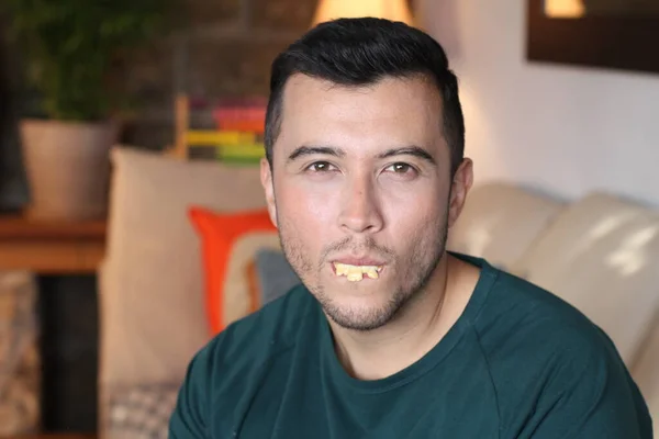 Primer Plano Retrato Divertido Joven Con Dientes Falsos Casa — Foto de Stock