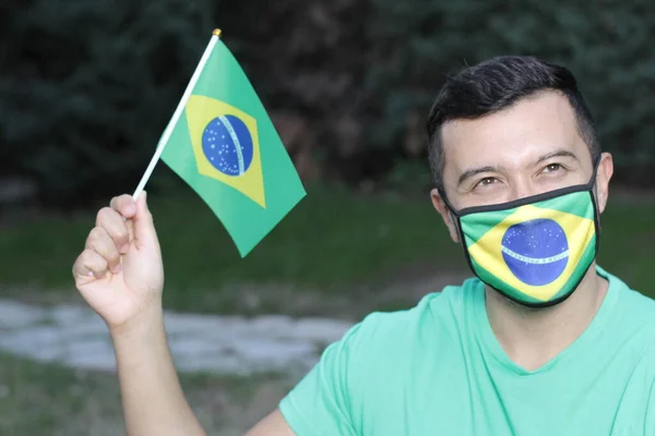 Portret Młodego Człowieka Maską Ochronną Brazylijską Flagą Łonie Natury — Zdjęcie stockowe