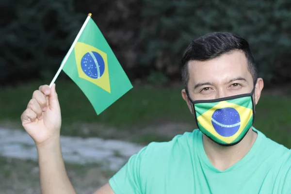Porträtt Ung Man Med Skyddsmask Och Brasiliansk Flagga Naturen — Stockfoto