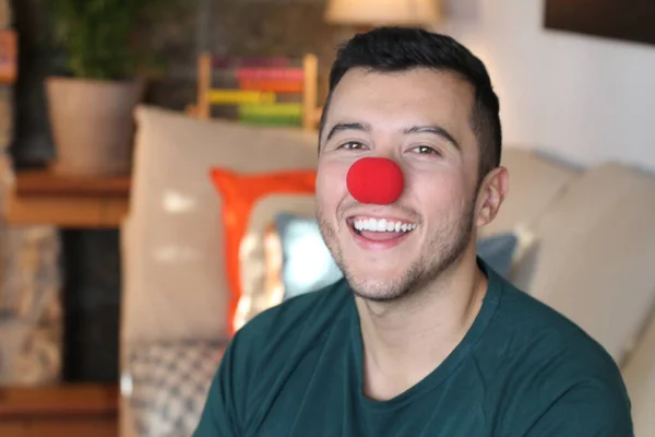 Porträt Eines Hübschen Jungen Mannes Mit Roter Clownsnase Hause — Stockfoto