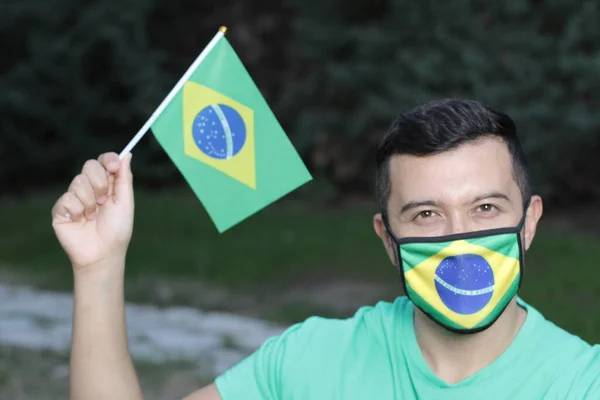 Retrato Jovem Com Máscara Proteção Bandeira Brasileira Natureza — Fotografia de Stock