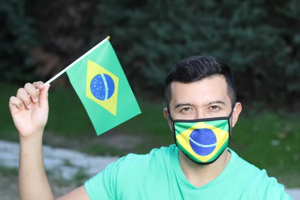 Koruma Maskesi Brezilya Bayrağı Takmış Genç Bir Adamın Portresi — Stok fotoğraf