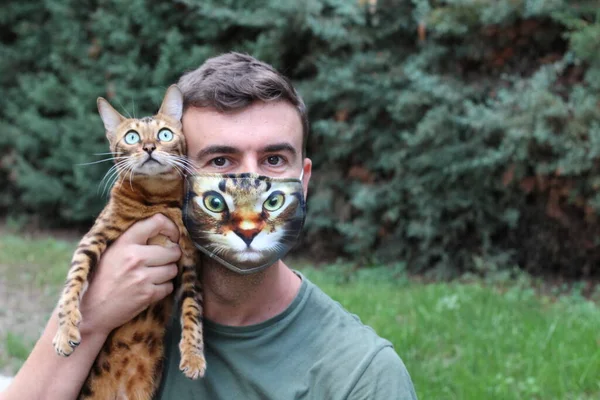 Close Retrato Belo Jovem Máscara Respiração Com Cara Gato Segurando — Fotografia de Stock