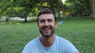 Parkta dinlenen genç adamın portresi.