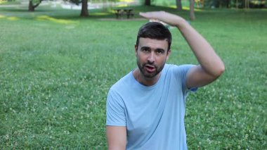 Parkta dinlenen genç adamın portresi.