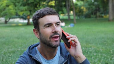 Cep telefonunda konuşan genç yakışıklı adamın portresi.