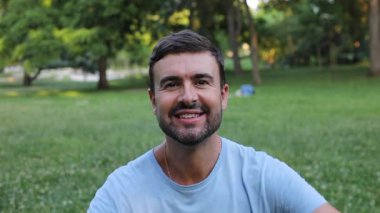 Parkta dinlenen genç adamın portresi.