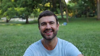 Parkta dinlenen genç adamın portresi.