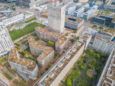 Binaların ve şehir manzarasının havadan görünüşü ve caddelerin manzarası. Kentsel konutların güzel çatısı. İsviçre 'nin Zürih kenti Avrupa' nın yukarısından.