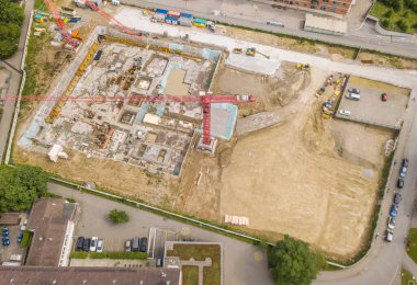 İsviçre 'deki büyük vinçli inşaat alanının havadan görüntüsü.