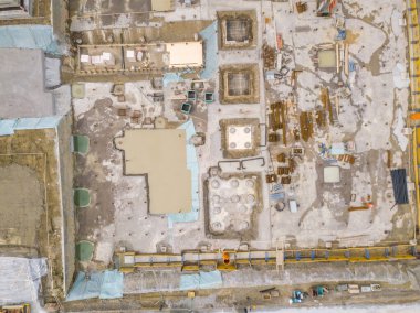 İsviçre 'deki büyük vinçli inşaat alanının havadan görüntüsü.