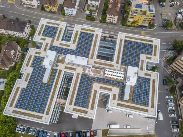 Vue Aérienne Des Toits Avec Des Cellules Solaires Pour Production — Photo