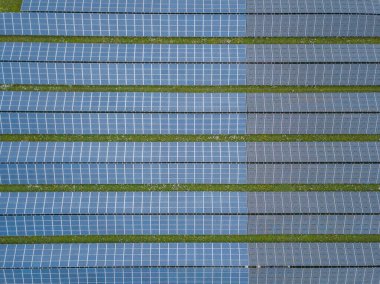 Sahadaki fotovoltaik güç üretimi için güneş panellerinin hava görüntüsü.