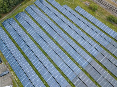 Sahadaki fotovoltaik güç üretimi için güneş panellerinin hava görüntüsü.