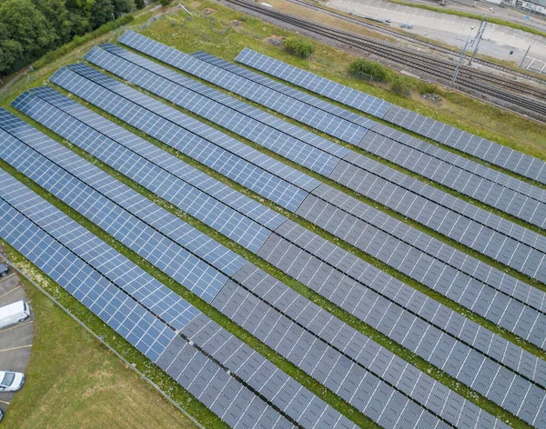 Veduta Aerea Dei Pannelli Solari Generazione Energia Fotovoltaica Sul Campo — Foto Stock