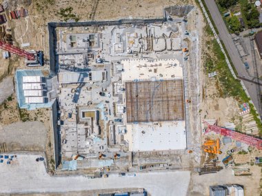 Güneşli yaz gününde inşaat alanının havadan görünüşü.